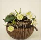 Schuitmodel Brons kleurig ribbelvaasje met strakke witte bloemen